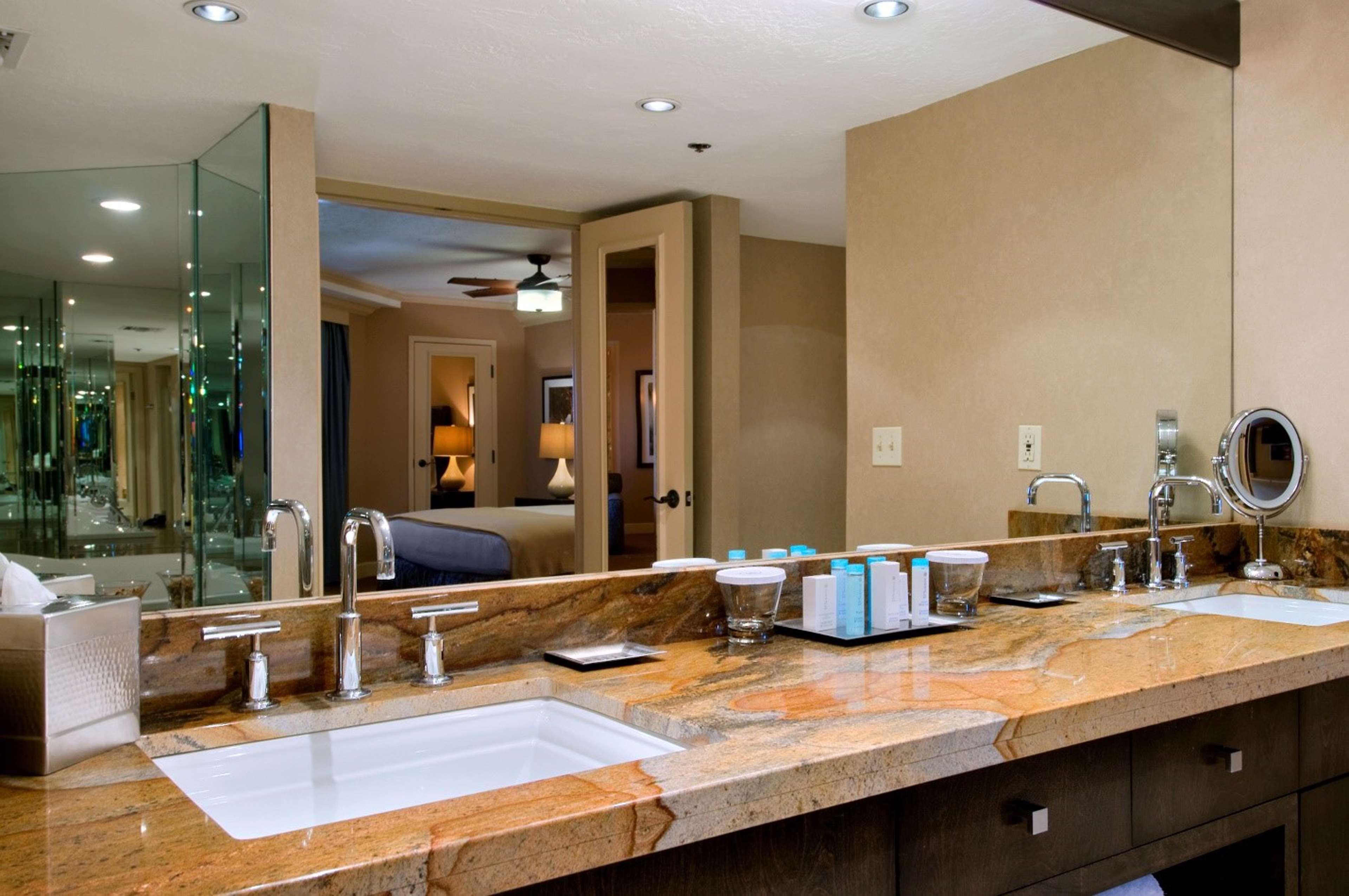 Doubletree By Hilton Phoenix Hotel 4*